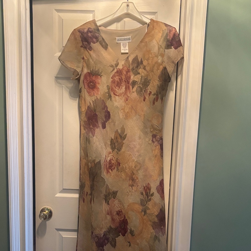 Jessica Howard Floral V-Neck Maxi Dress in Taupe and Mauve